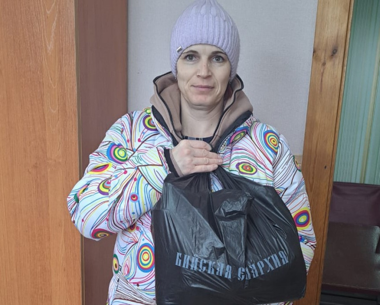 В селе Смоленское нуждающимся жителям оказана помощь продуктовыми наборами, предоставленными Бийской епархией